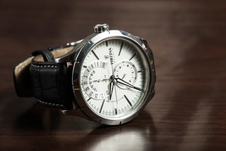 Herrenuhr mit weißem Zifferblatt und schwarzem Lederarmband